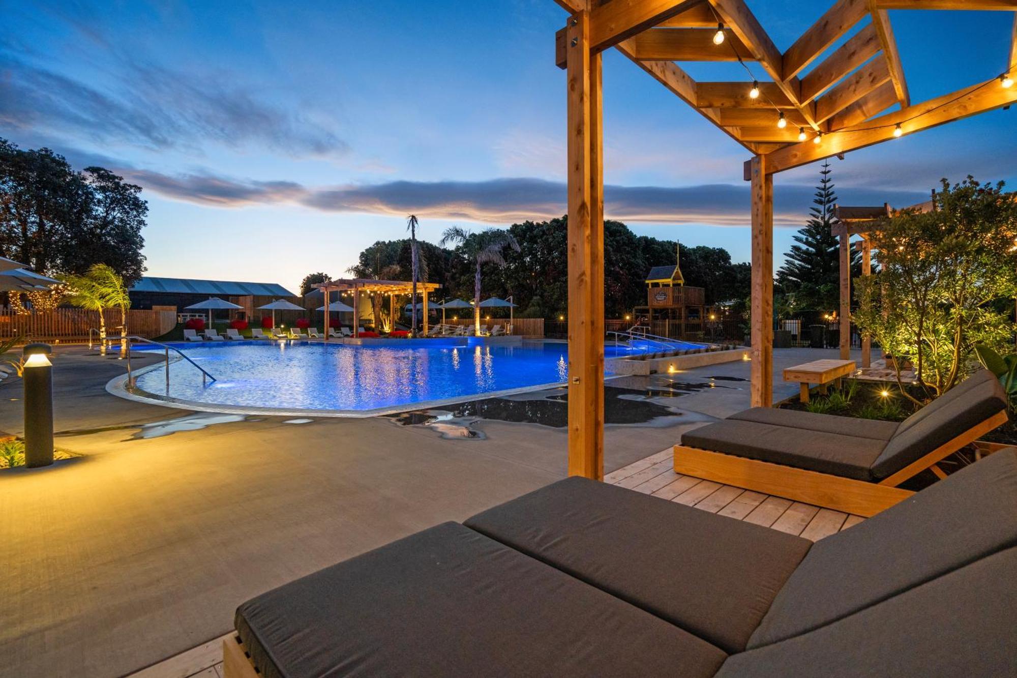 Tasman Holiday Parks - Papamoa Beach المظهر الخارجي الصورة The thermal pool at the Hannoveher Kurpark