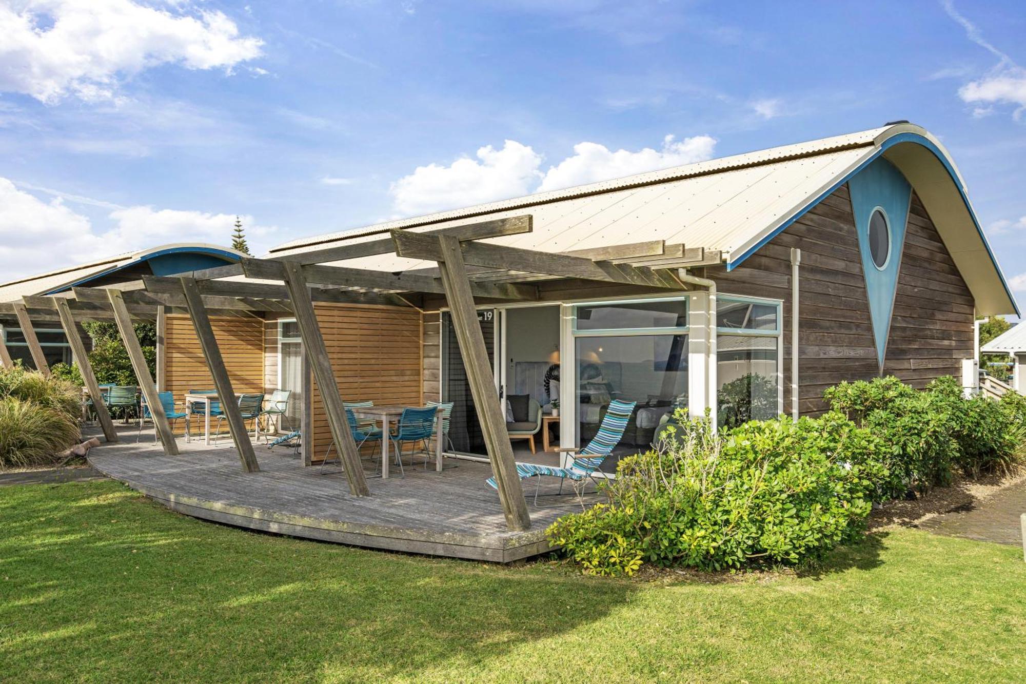 Tasman Holiday Parks - Papamoa Beach المظهر الخارجي الصورة A chalet at the park