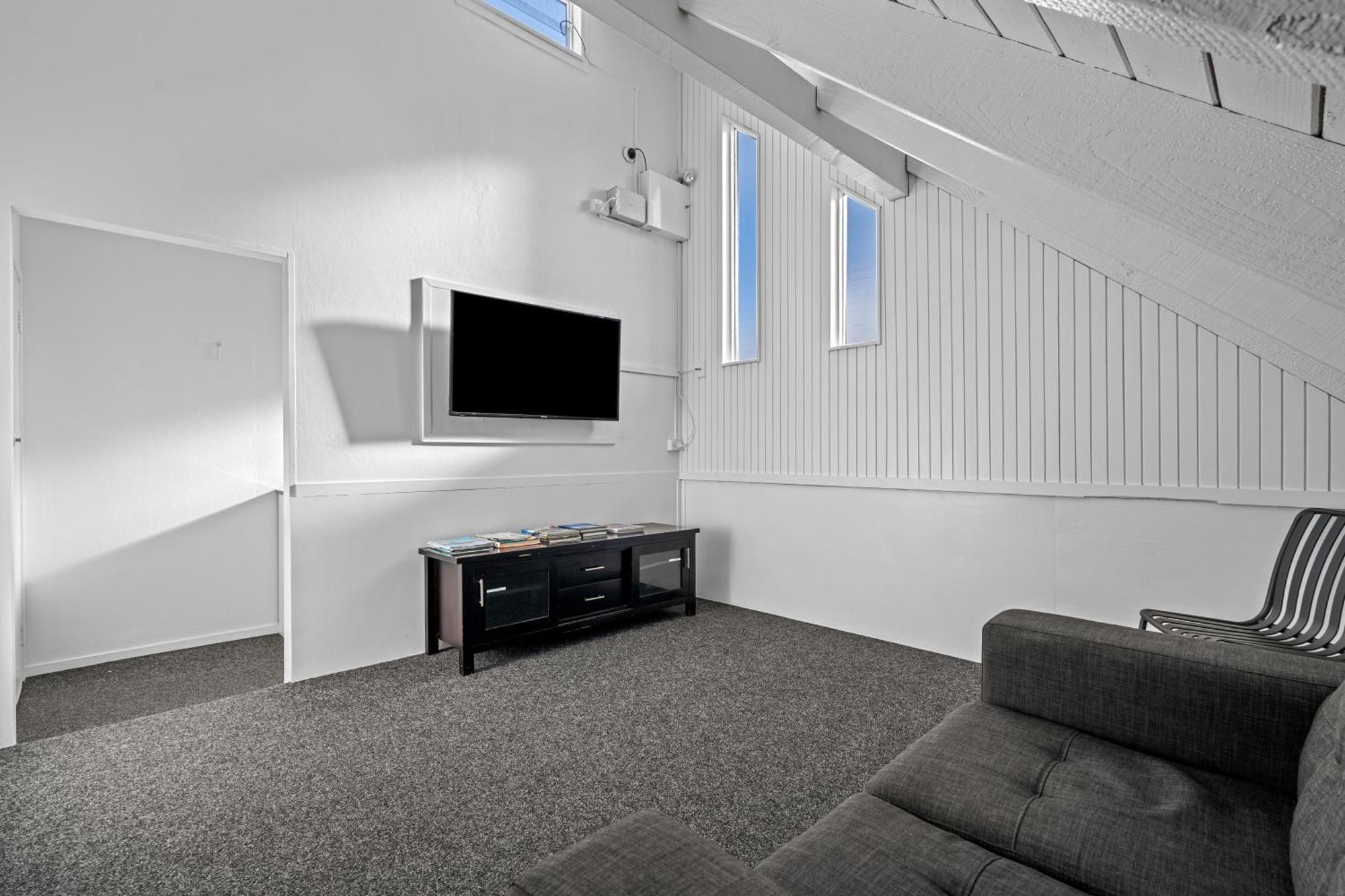 Tasman Holiday Parks - Papamoa Beach المظهر الخارجي الصورة A living room with carpet