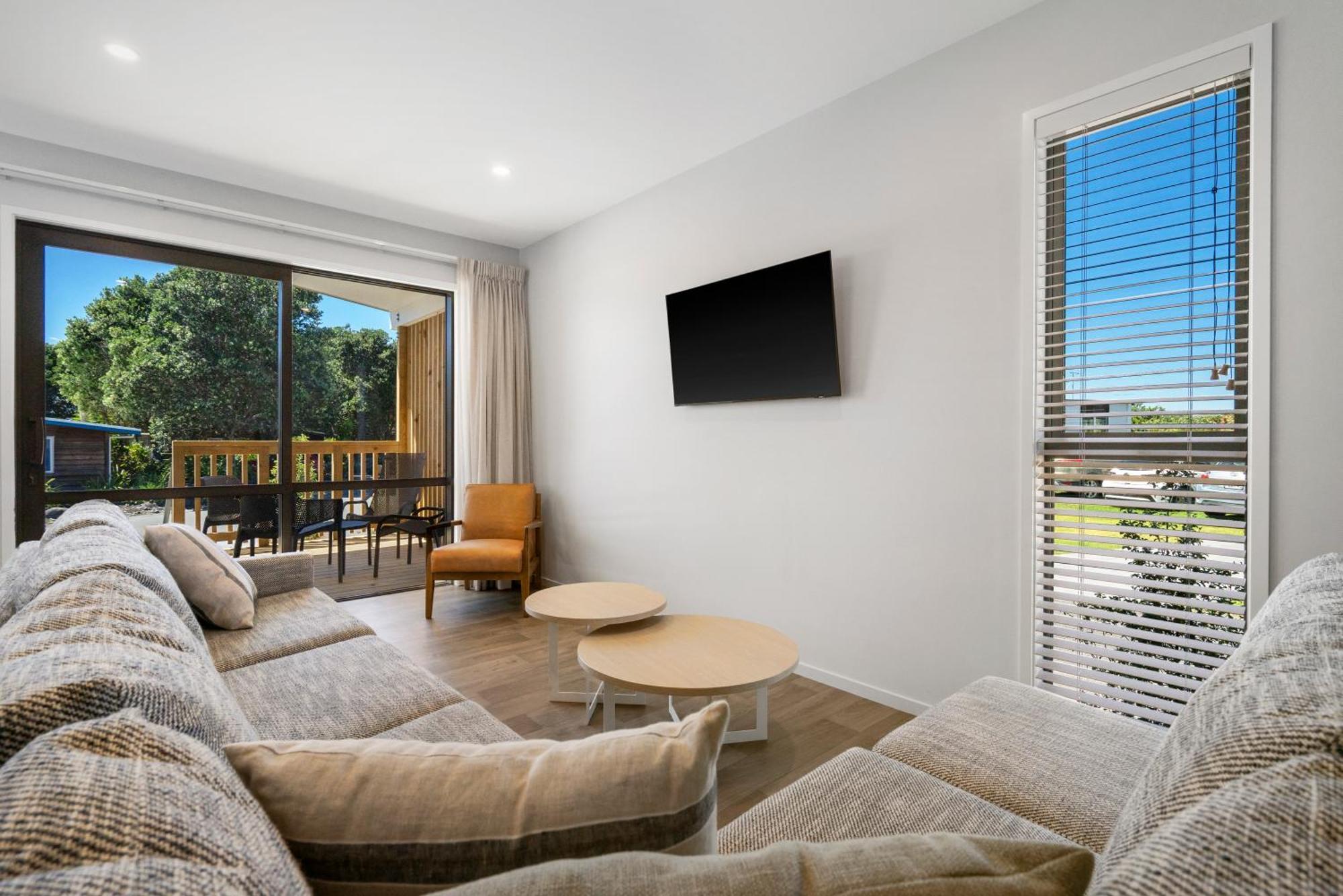 Tasman Holiday Parks - Papamoa Beach المظهر الخارجي الصورة Living room with plantation shutters