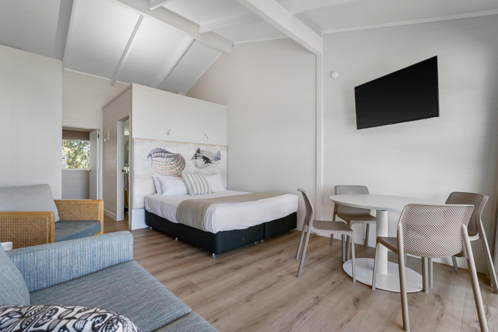 Tasman Holiday Parks - Papamoa Beach المظهر الخارجي الصورة A typical studio apartment