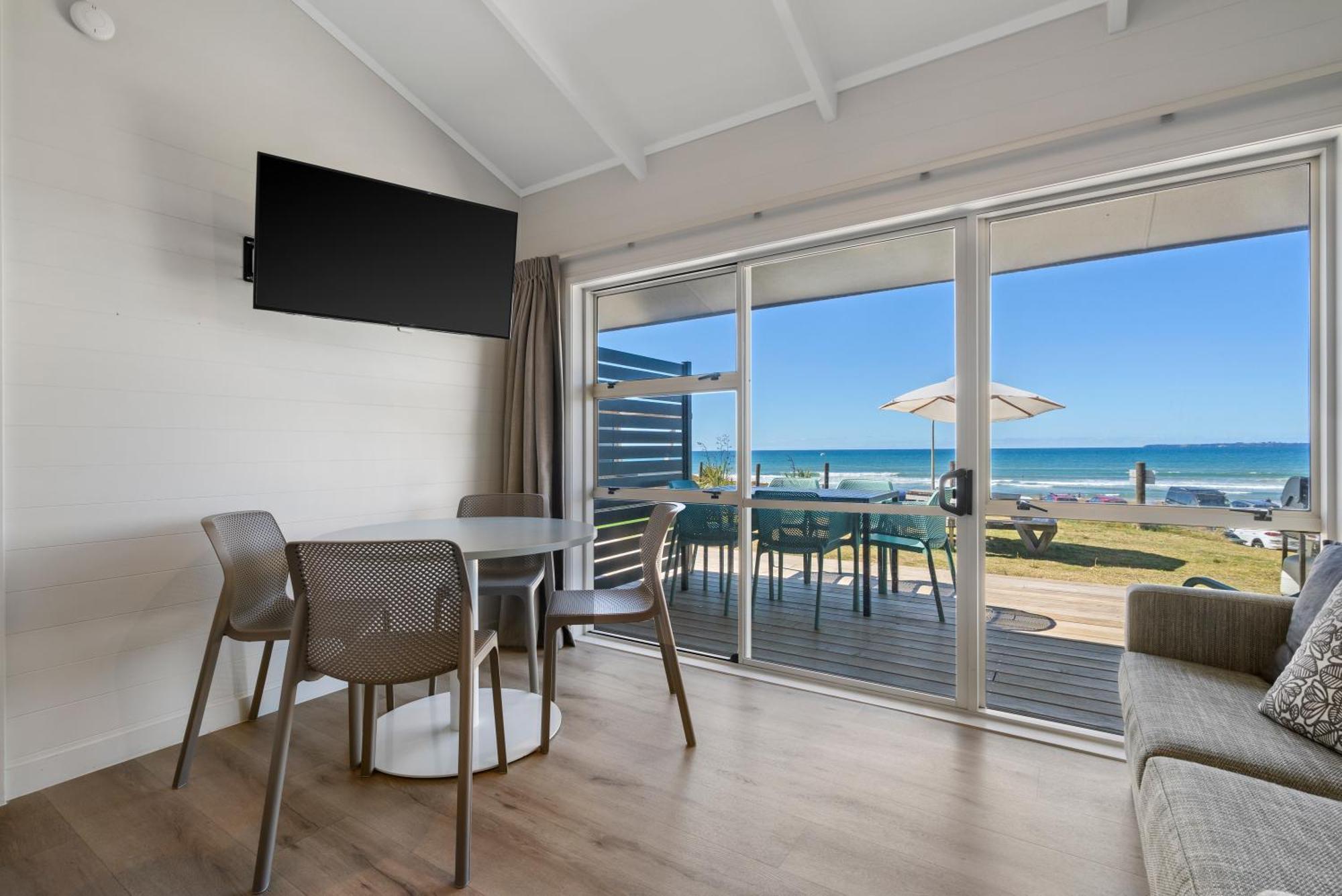 Tasman Holiday Parks - Papamoa Beach المظهر الخارجي الصورة A beachfront apartment at the Bay of Plenty's Bay of Plenty Holiday Park