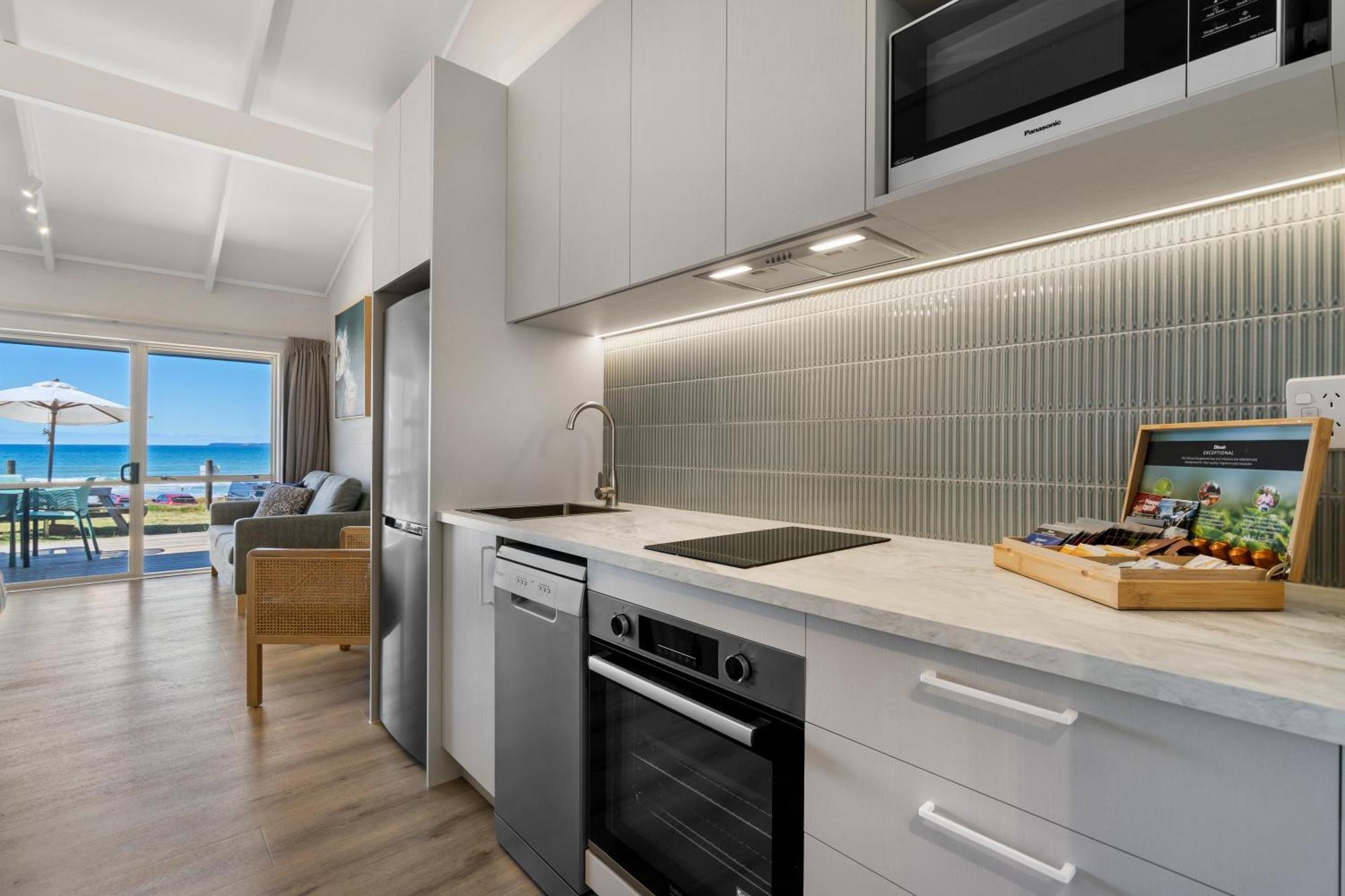 Tasman Holiday Parks - Papamoa Beach المظهر الخارجي الصورة A modern kitchen