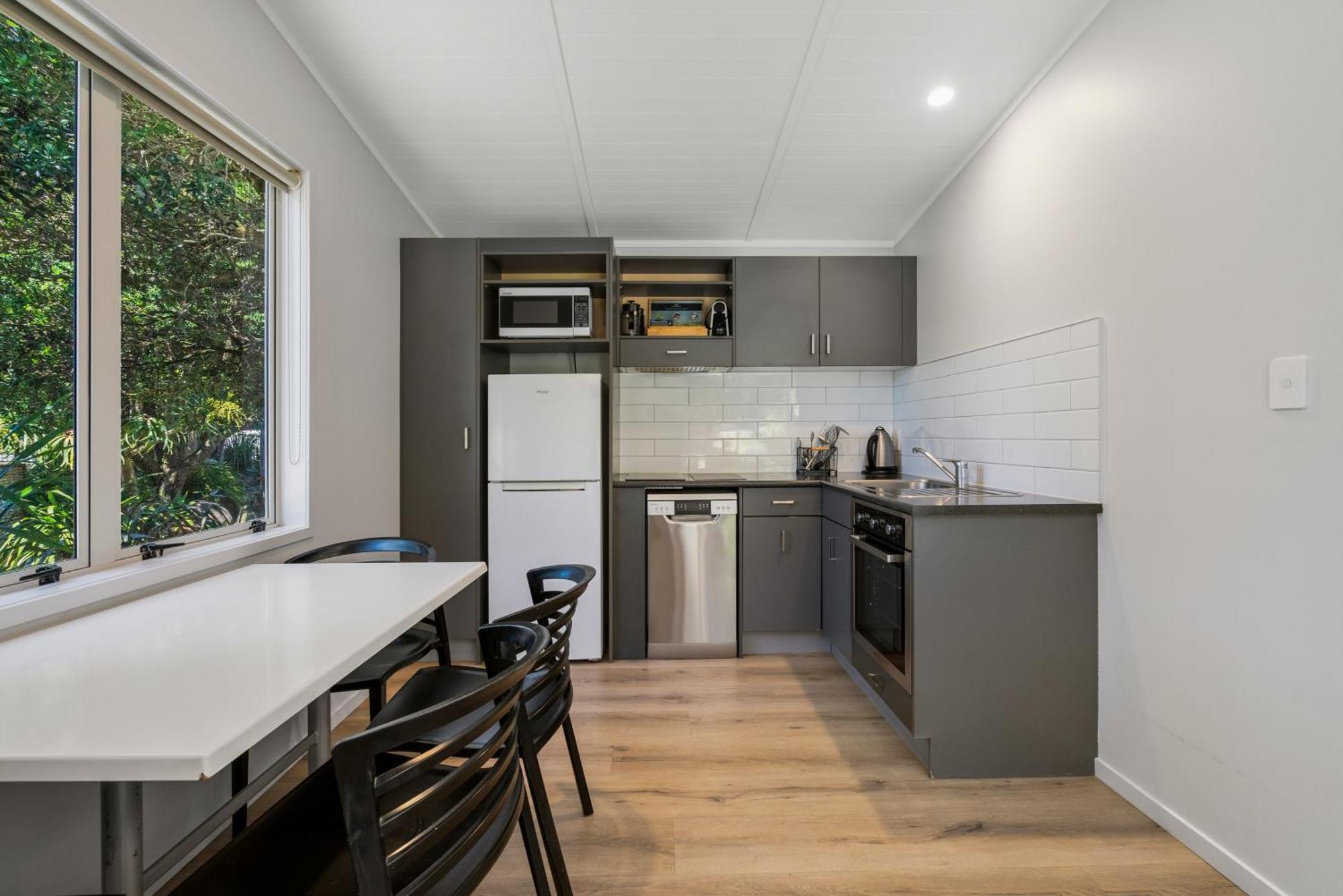 Tasman Holiday Parks - Papamoa Beach المظهر الخارجي الصورة A kitchen in a student apartment