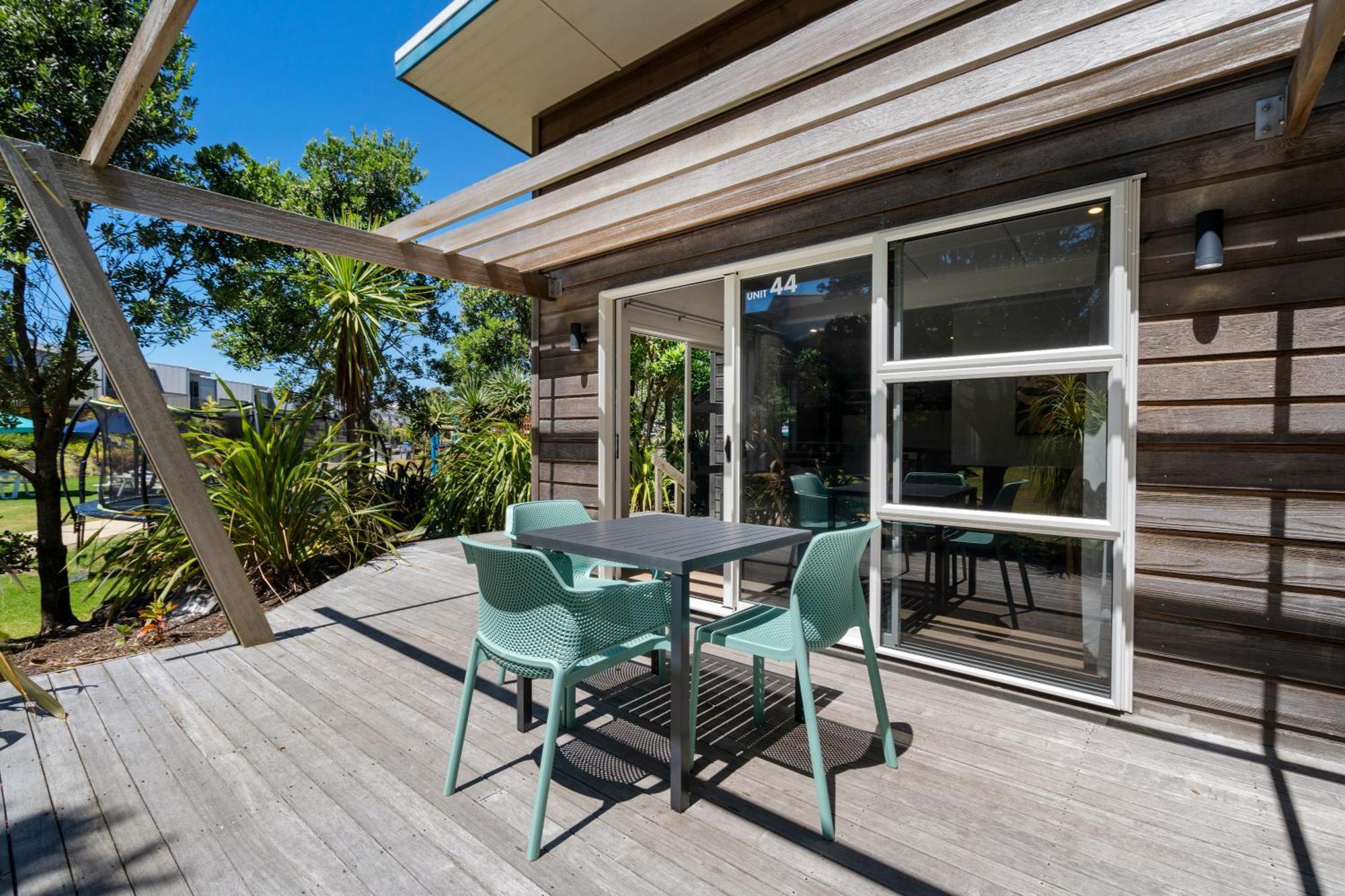 Tasman Holiday Parks - Papamoa Beach المظهر الخارجي الصورة A deck in New Zealand