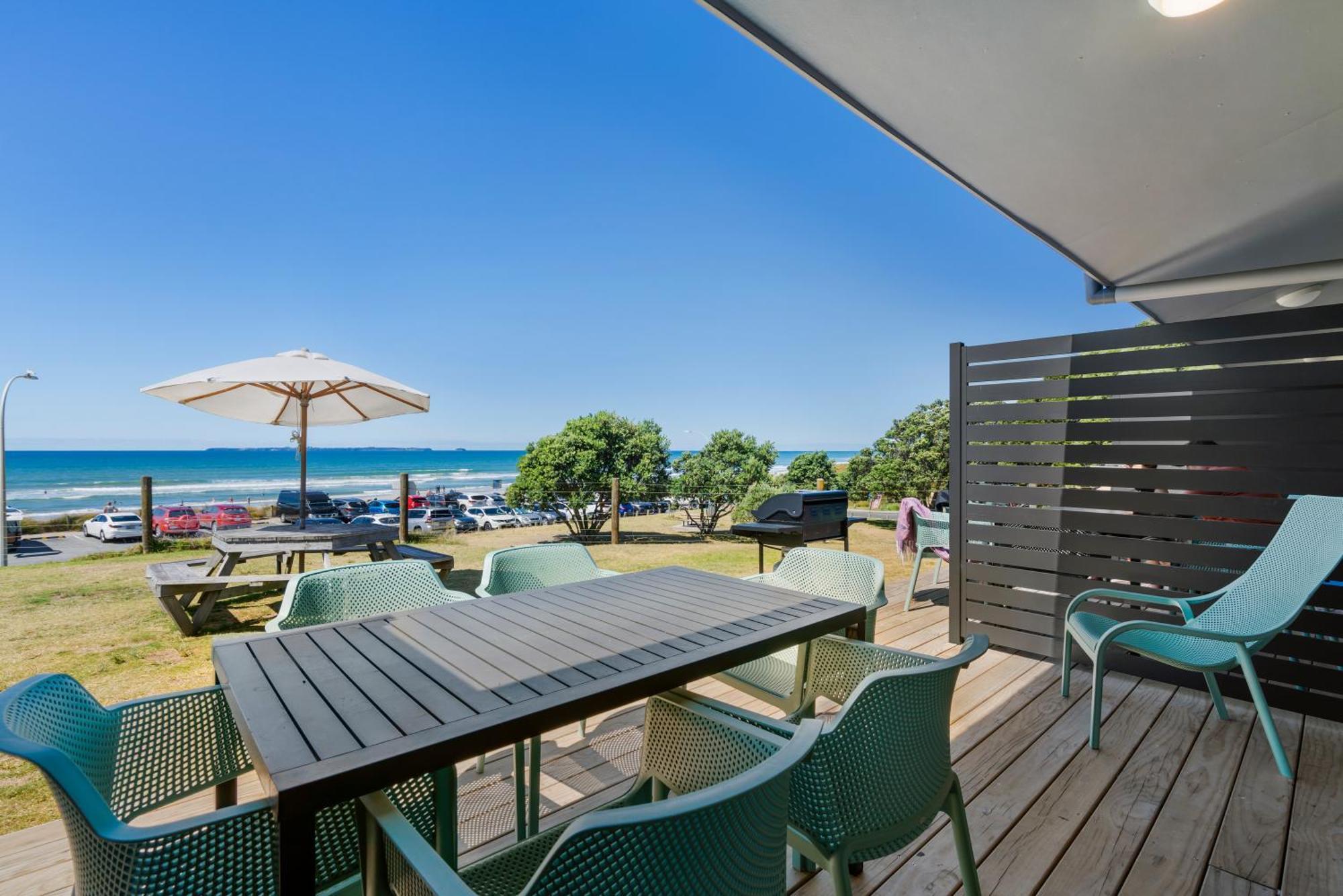 Tasman Holiday Parks - Papamoa Beach المظهر الخارجي الصورة View from the deck of a beachfront apartment